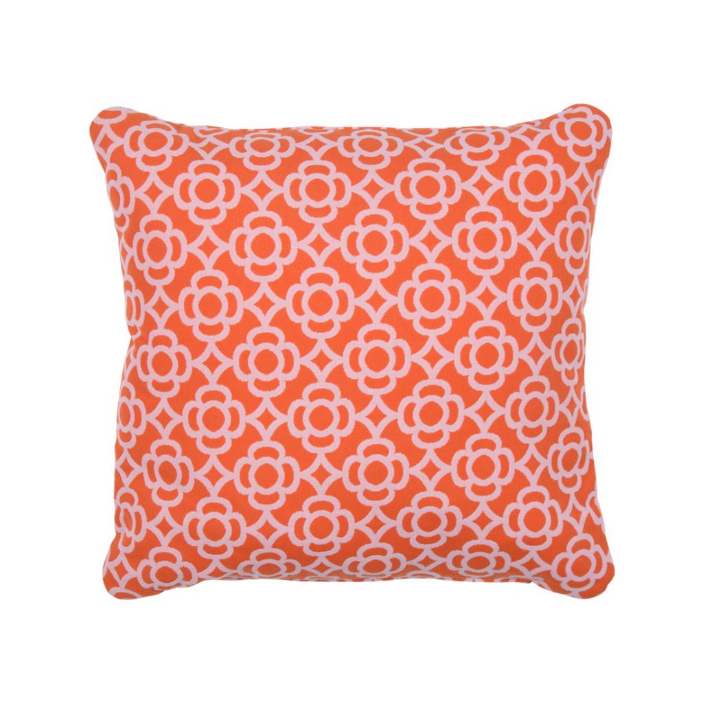 Un coussin orange et blanc avec un motif géométrique.