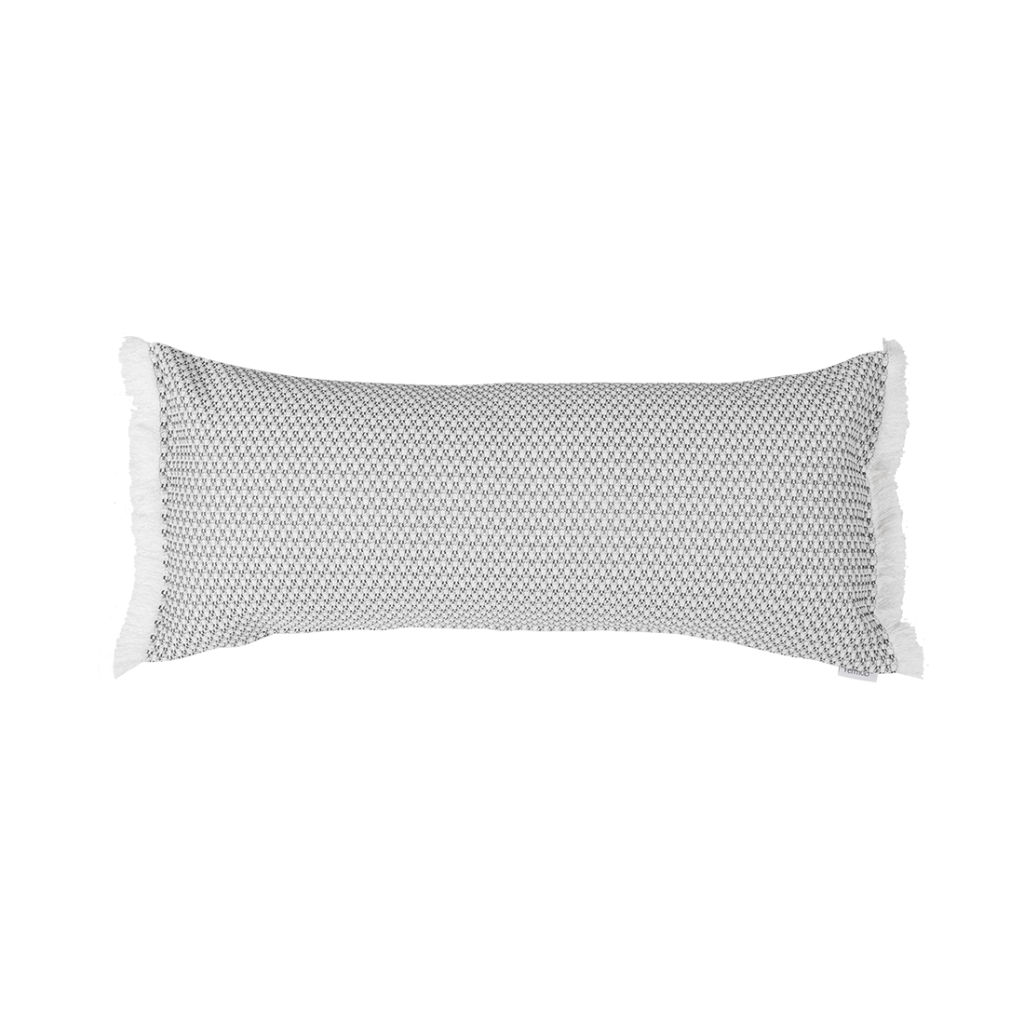 Un coussin gris et blanc avec une bordure blanche.