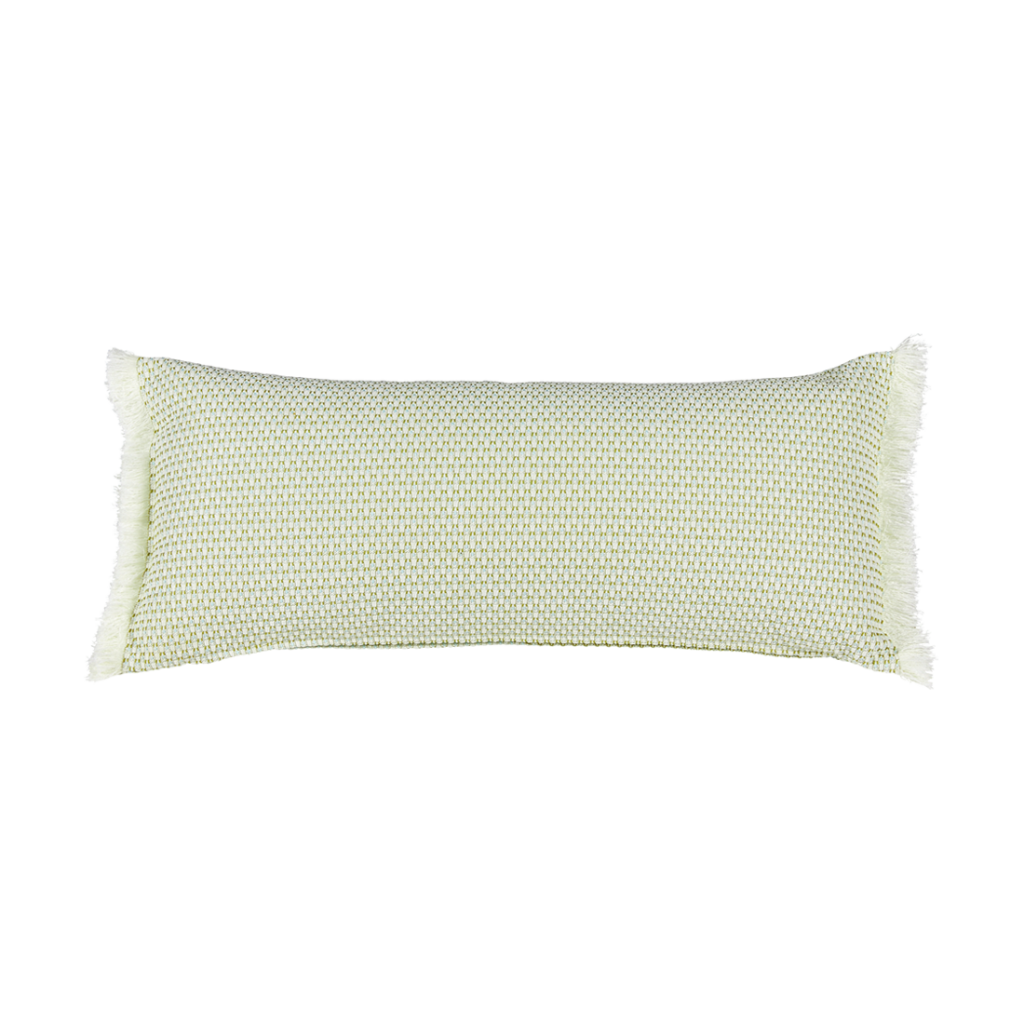 Un coussin rayé vert et blanc avec des franges.