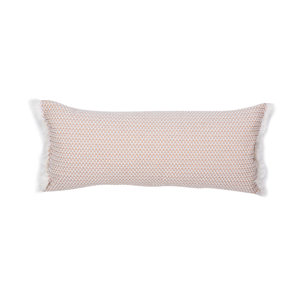 Un coussin lombaire à pois roses et blancs avec un bord ébouriffé.