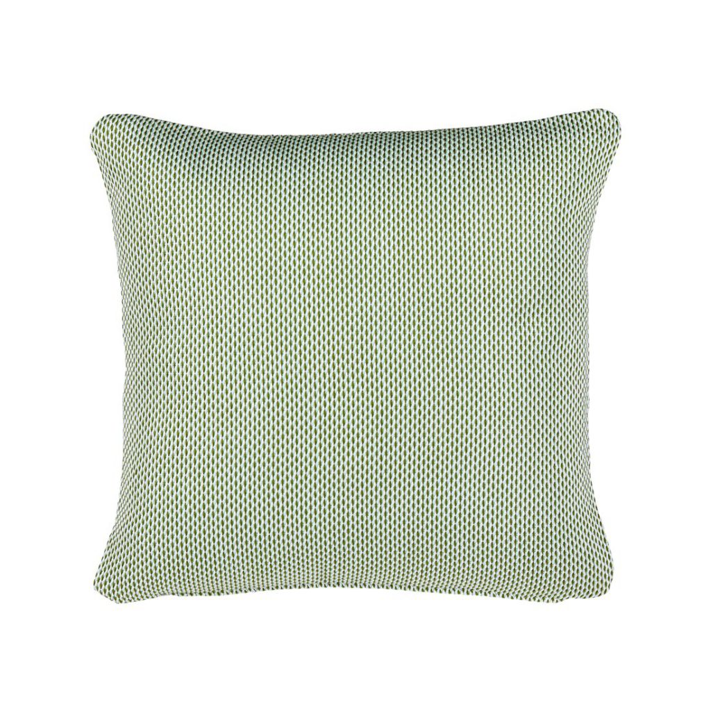 Un oreiller à carreaux verts et blancs sur fond blanc.