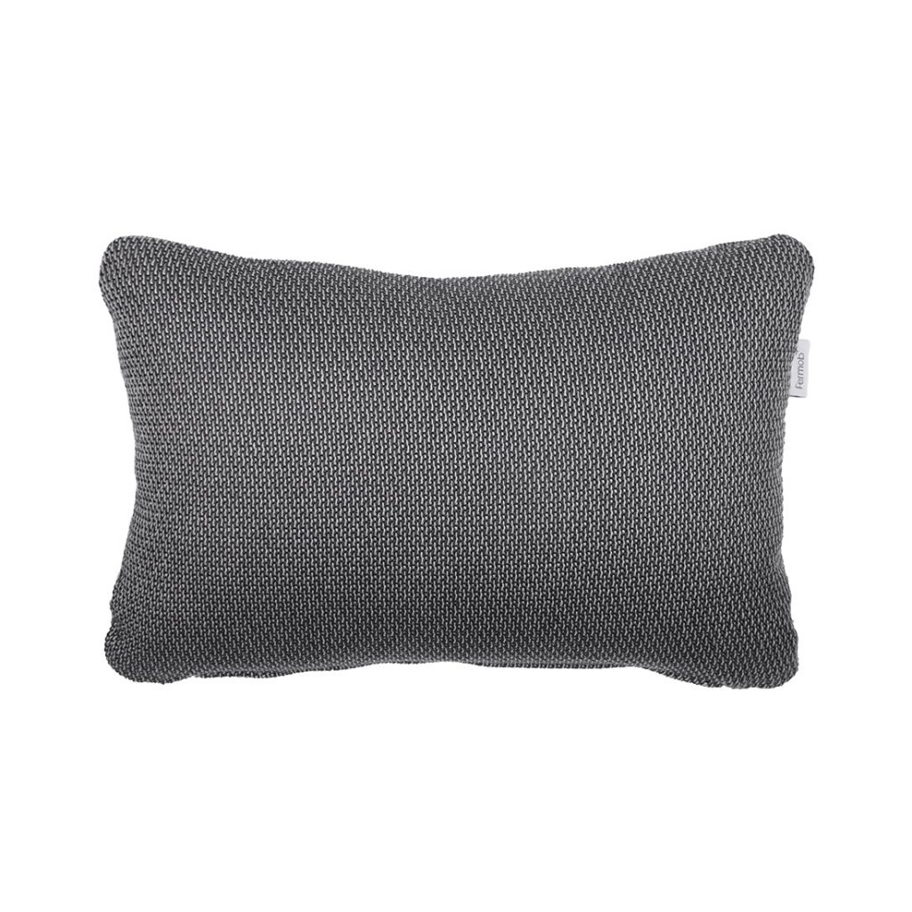 Un oreiller tricoté gris sur fond blanc.