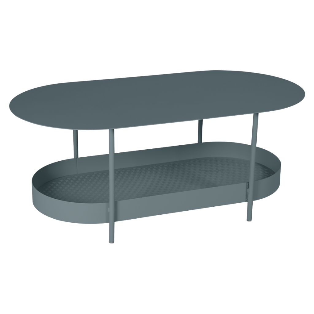Une table basse grise avec une étagère sur le dessus.