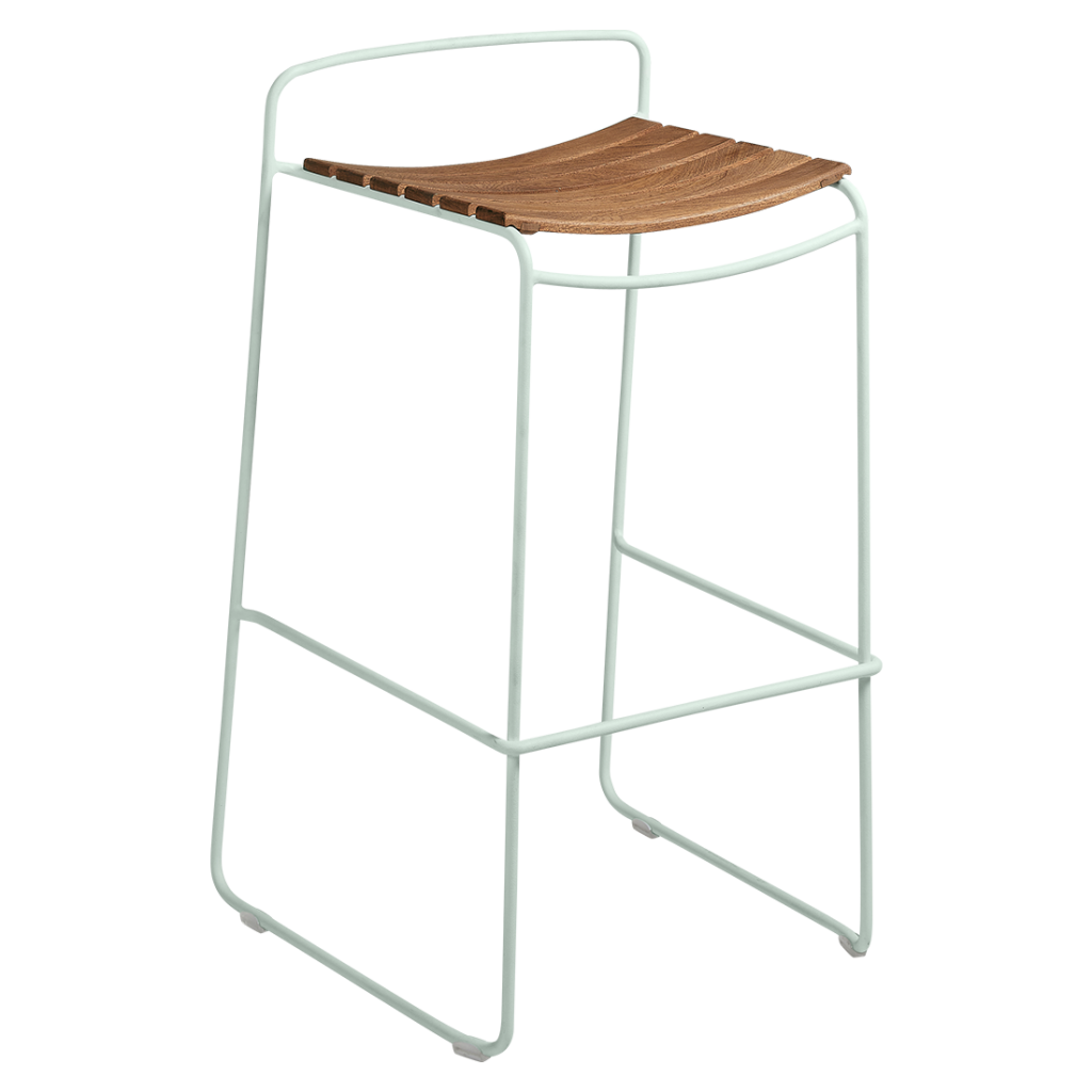 Un tabouret de bar blanc avec une assise en bois.