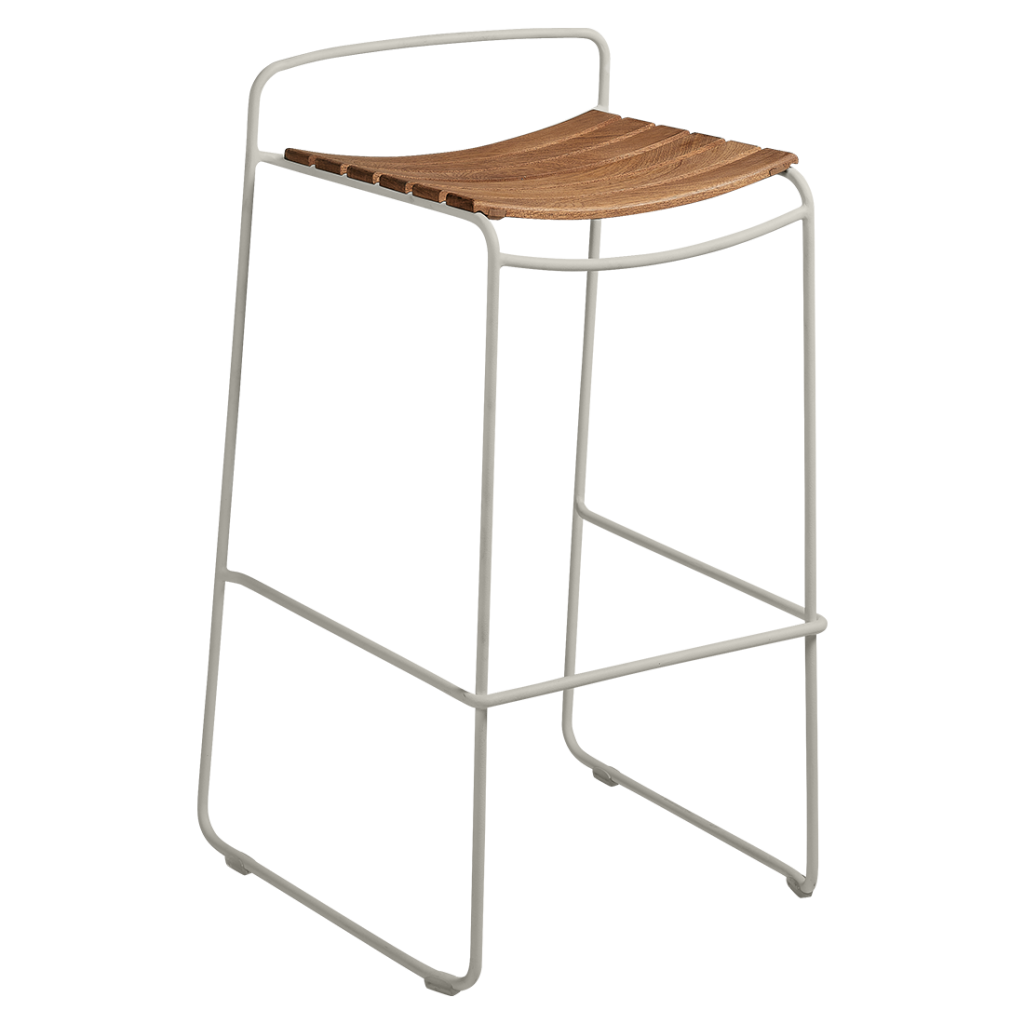 Un tabouret de bar blanc avec une assise en bois.