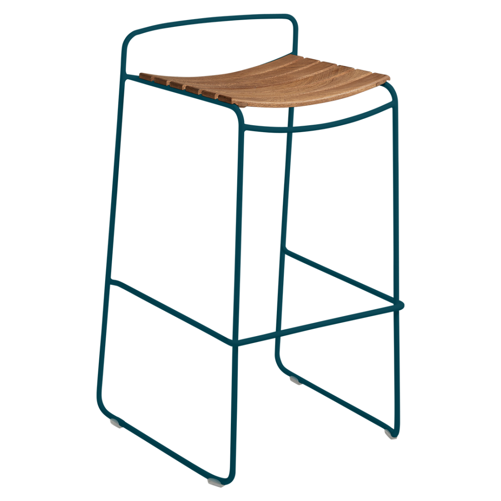 Un tabouret bleu sarcelle avec un siège en bois.