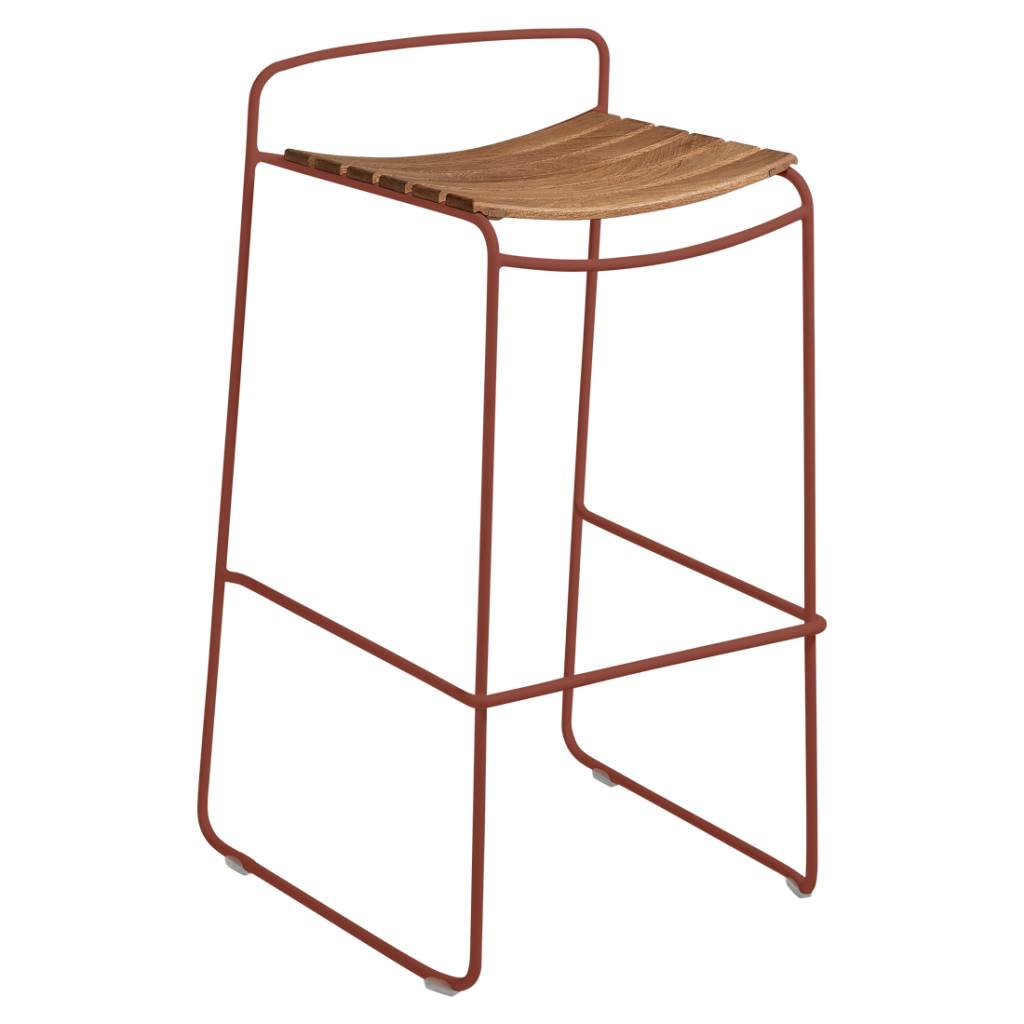Un tabouret rouge avec une assise en bois.
