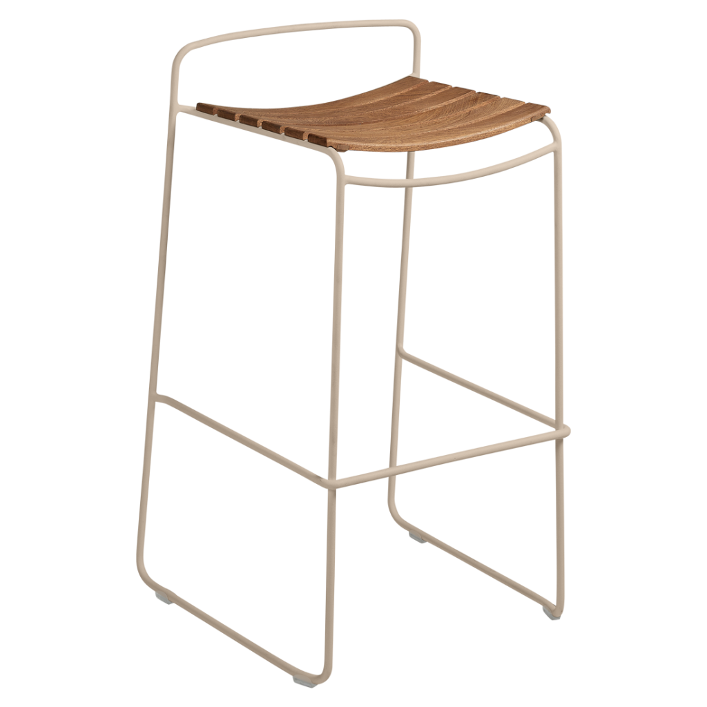 Un tabouret beige avec une assise en bois.