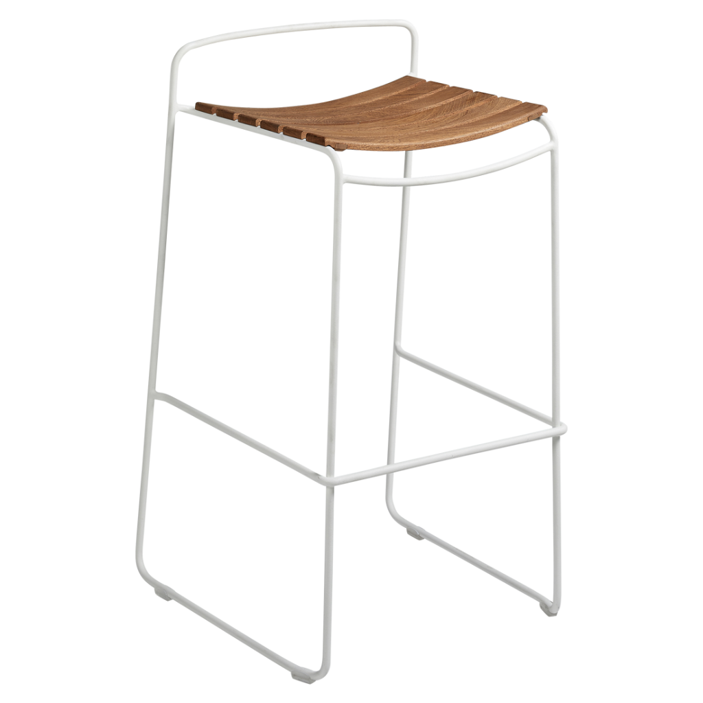 Un tabouret de bar blanc avec une assise en bois.