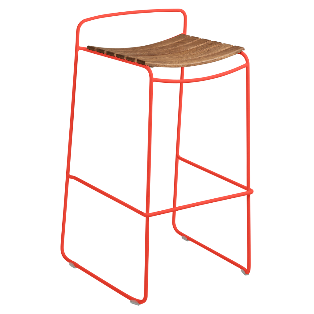 Un tabouret rouge avec une assise en bois.