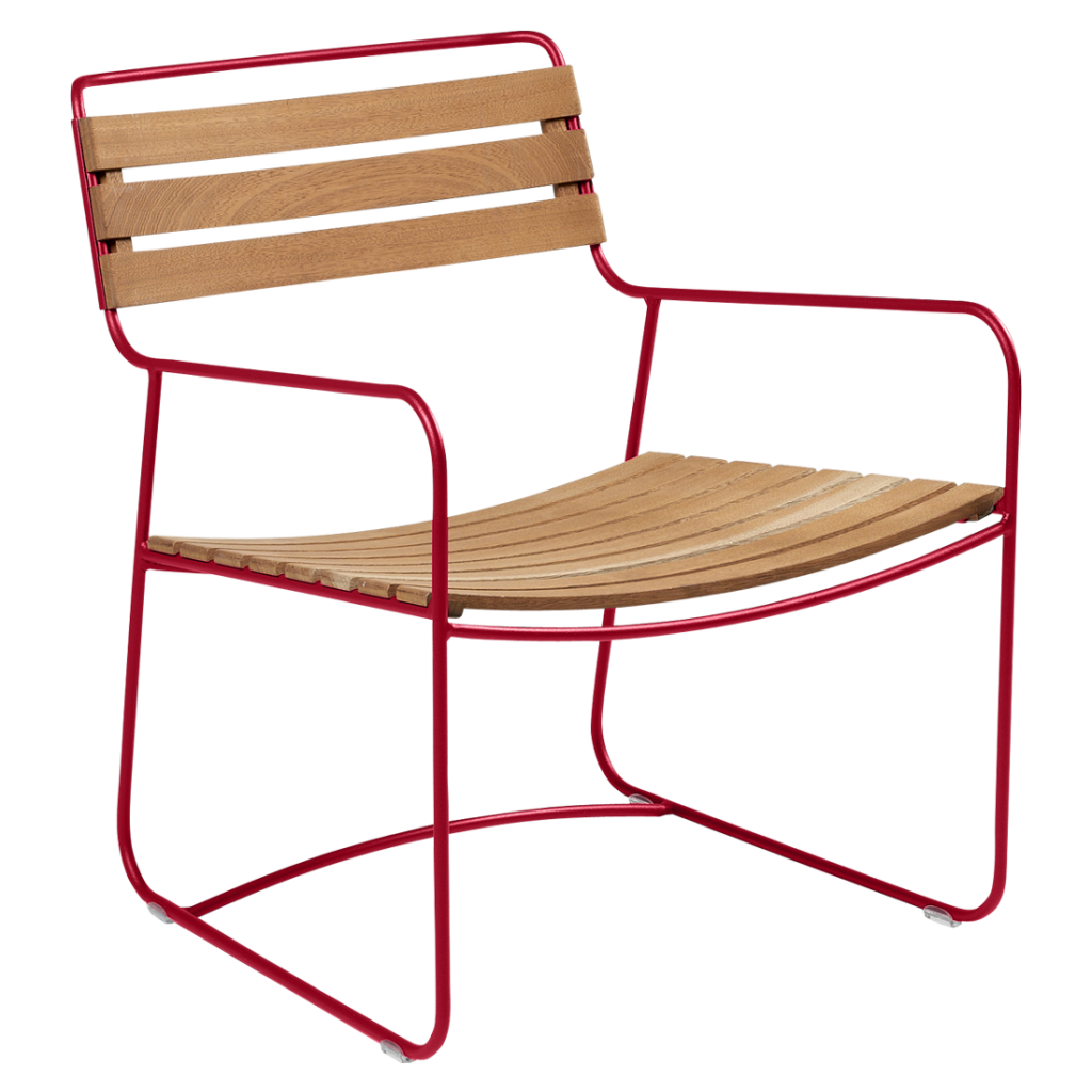 Une chaise d'extérieur rouge avec un siège en bois.