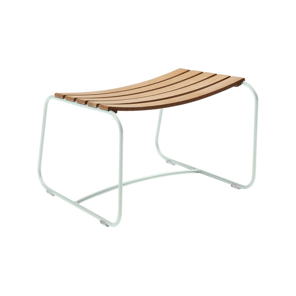 Un banc en bois avec une latte en bois.