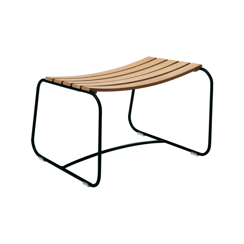 Un banc avec des lattes en bois dessus.