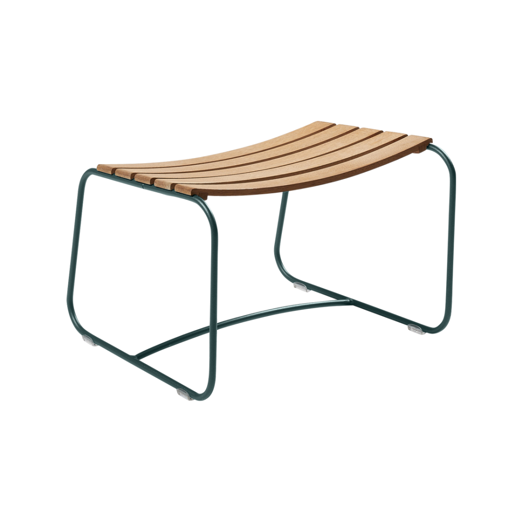 Un banc d'extérieur avec une assise en bois.