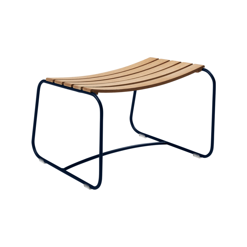Un banc bleu avec une latte en bois.