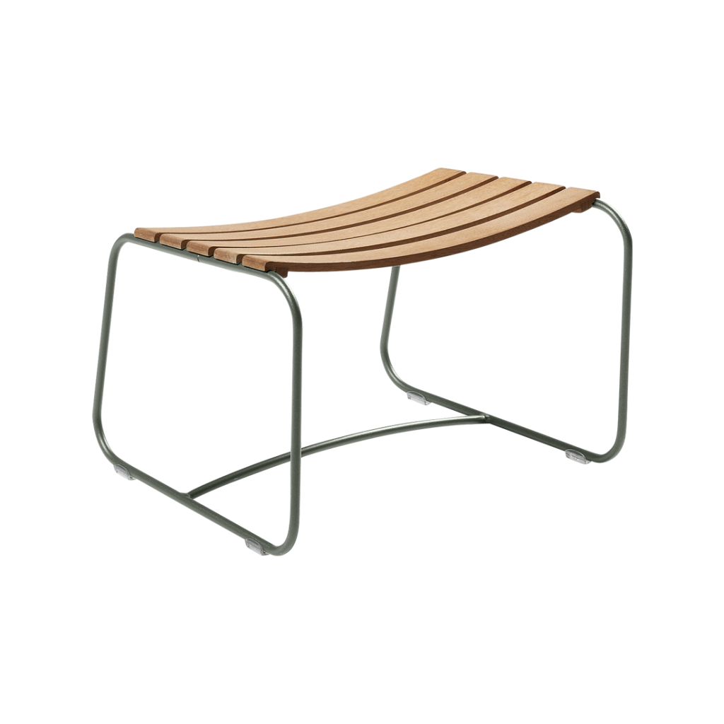 Un banc en métal avec une assise en bois.