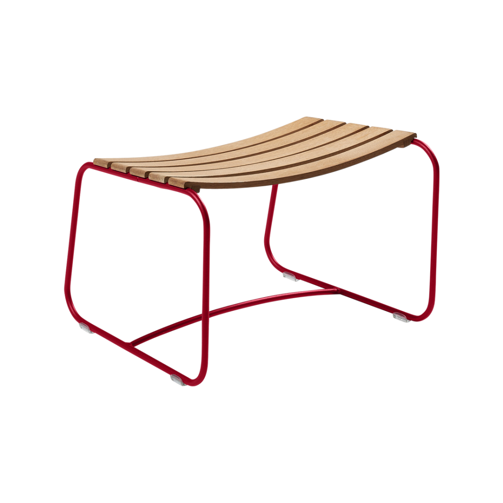Un banc rouge avec un siège en bois.