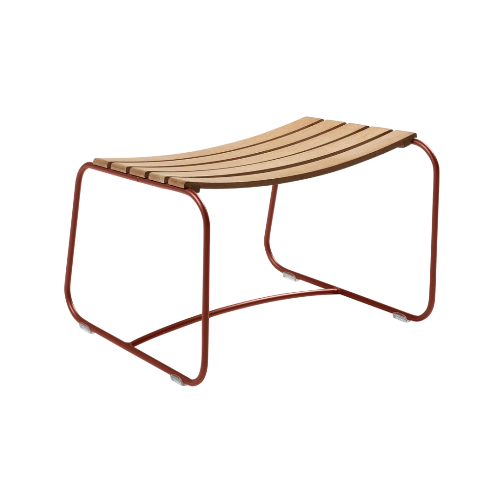Un banc en bois avec un siège en bois.