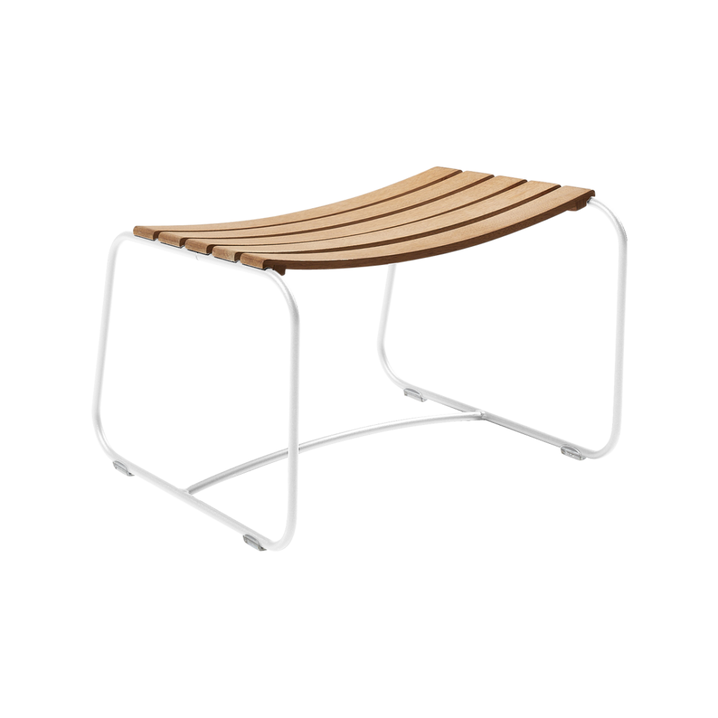 Un banc en bois sur fond blanc.