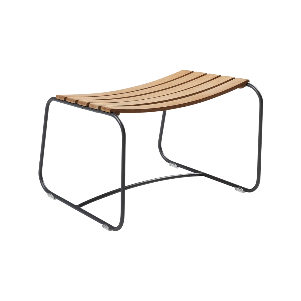 Un banc en bois avec une structure en métal.