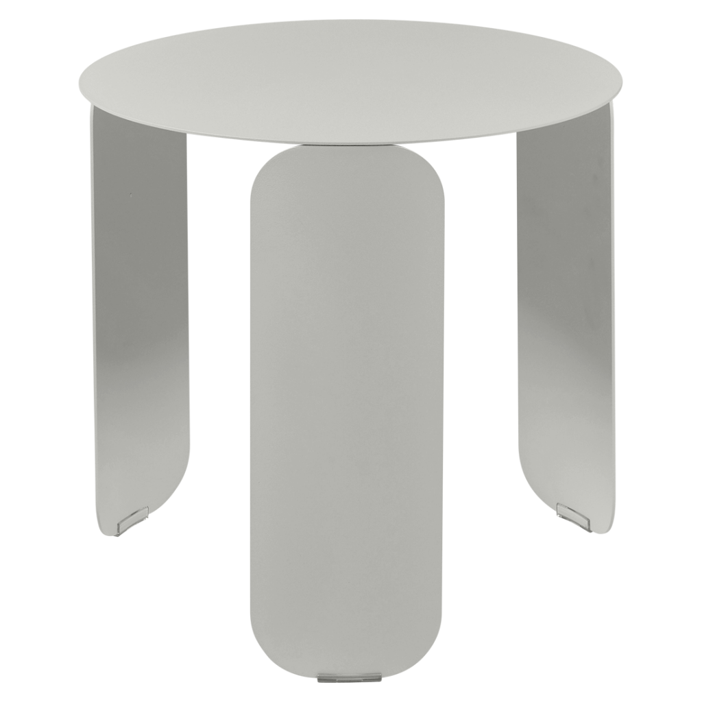 Une table ronde blanche avec un piètement en métal.
