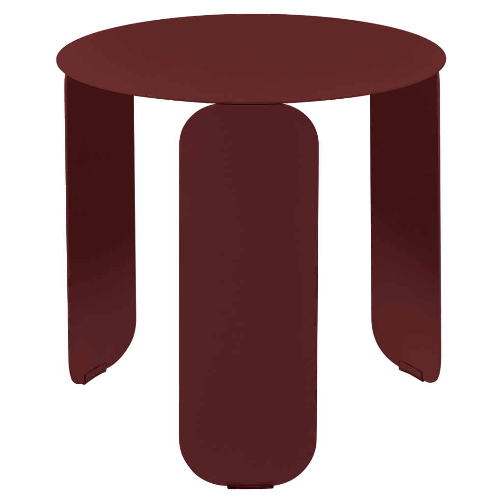 Une table d'appoint bordeaux sur fond blanc.