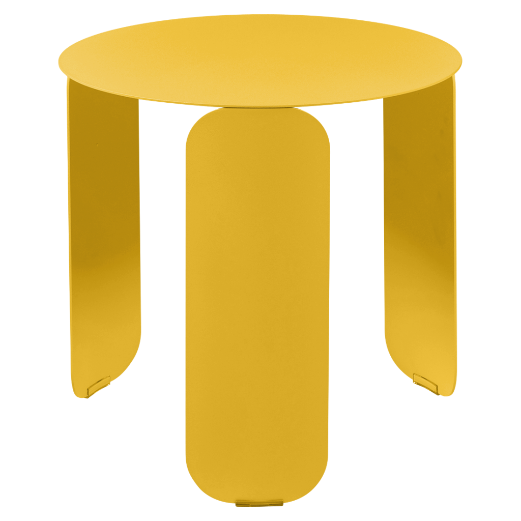Une table d'appoint jaune avec une base en métal.