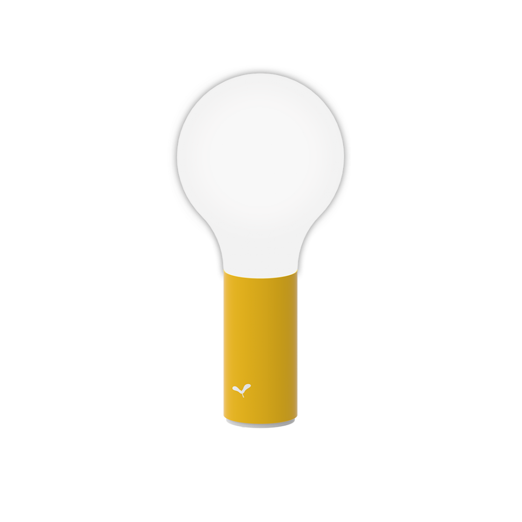 Une ampoule jaune sur fond blanc.