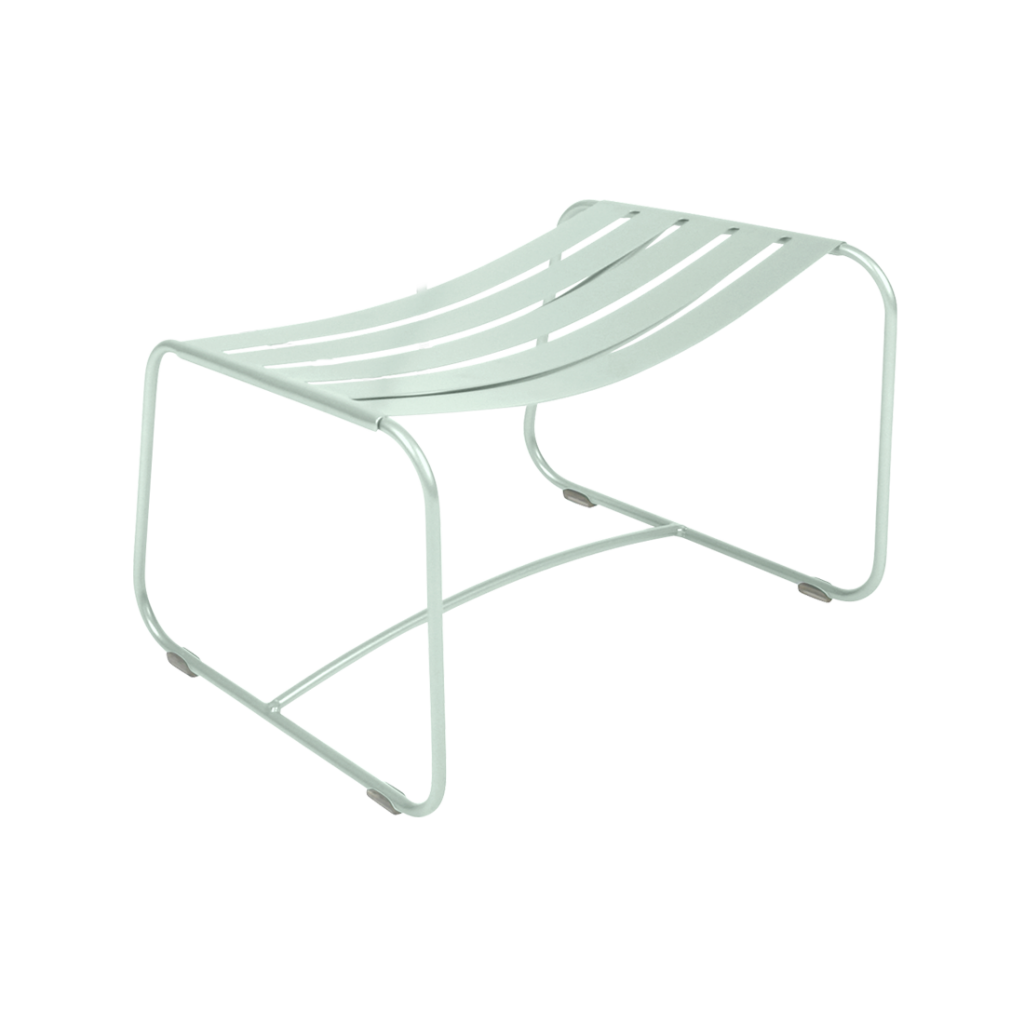Un tabouret en métal blanc sur fond blanc.