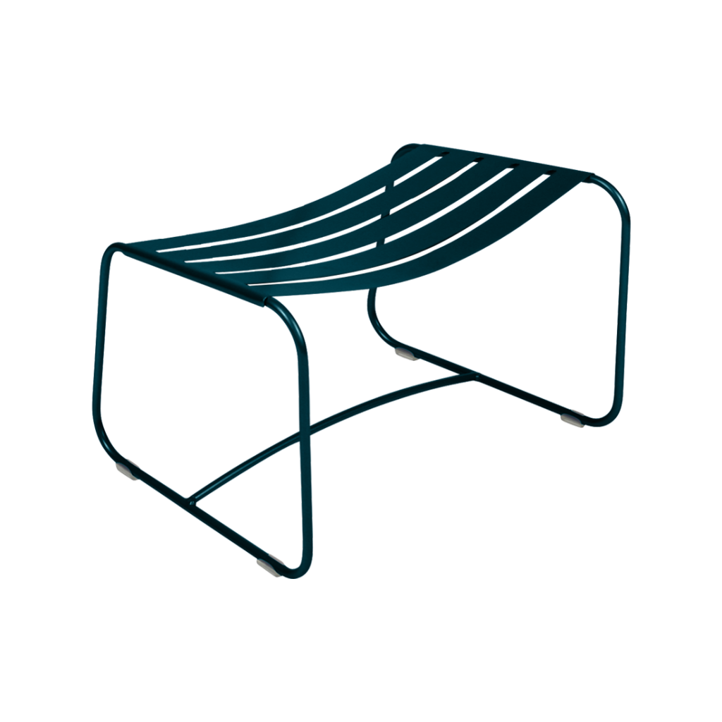 Un banc en métal noir avec une assise à lattes.