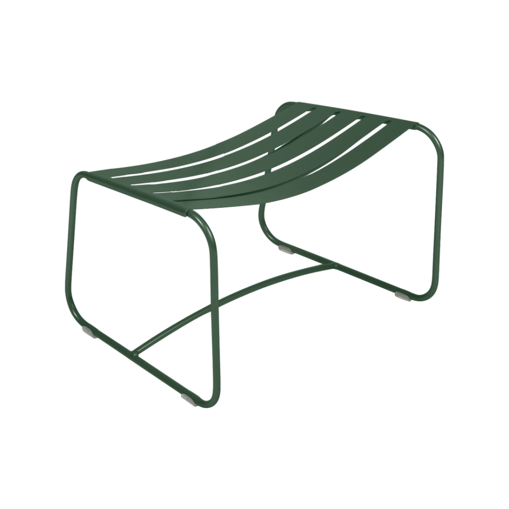 Un banc en métal vert sur fond blanc.
