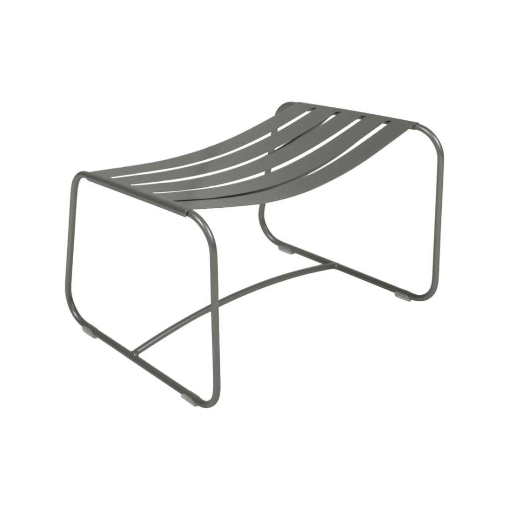 Un banc en métal gris sur fond blanc.