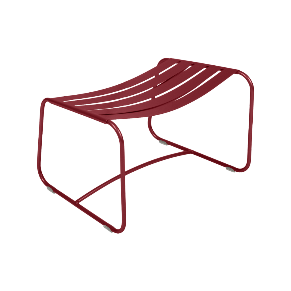Un banc en métal rouge sur fond blanc.