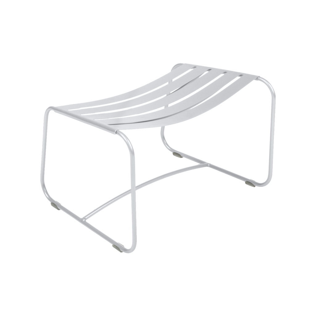 Un tabouret en métal blanc sur fond blanc.