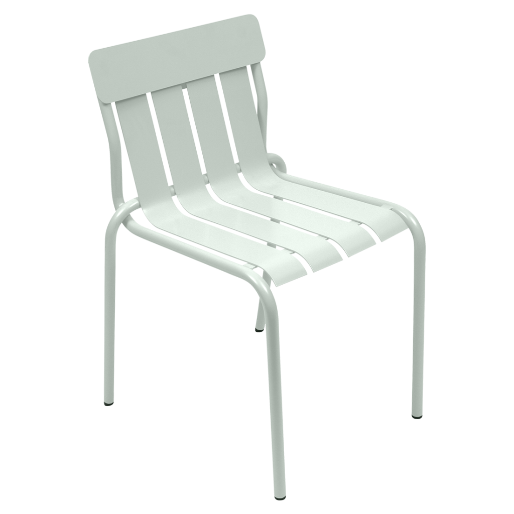 Une chaise en métal blanc sur fond blanc.