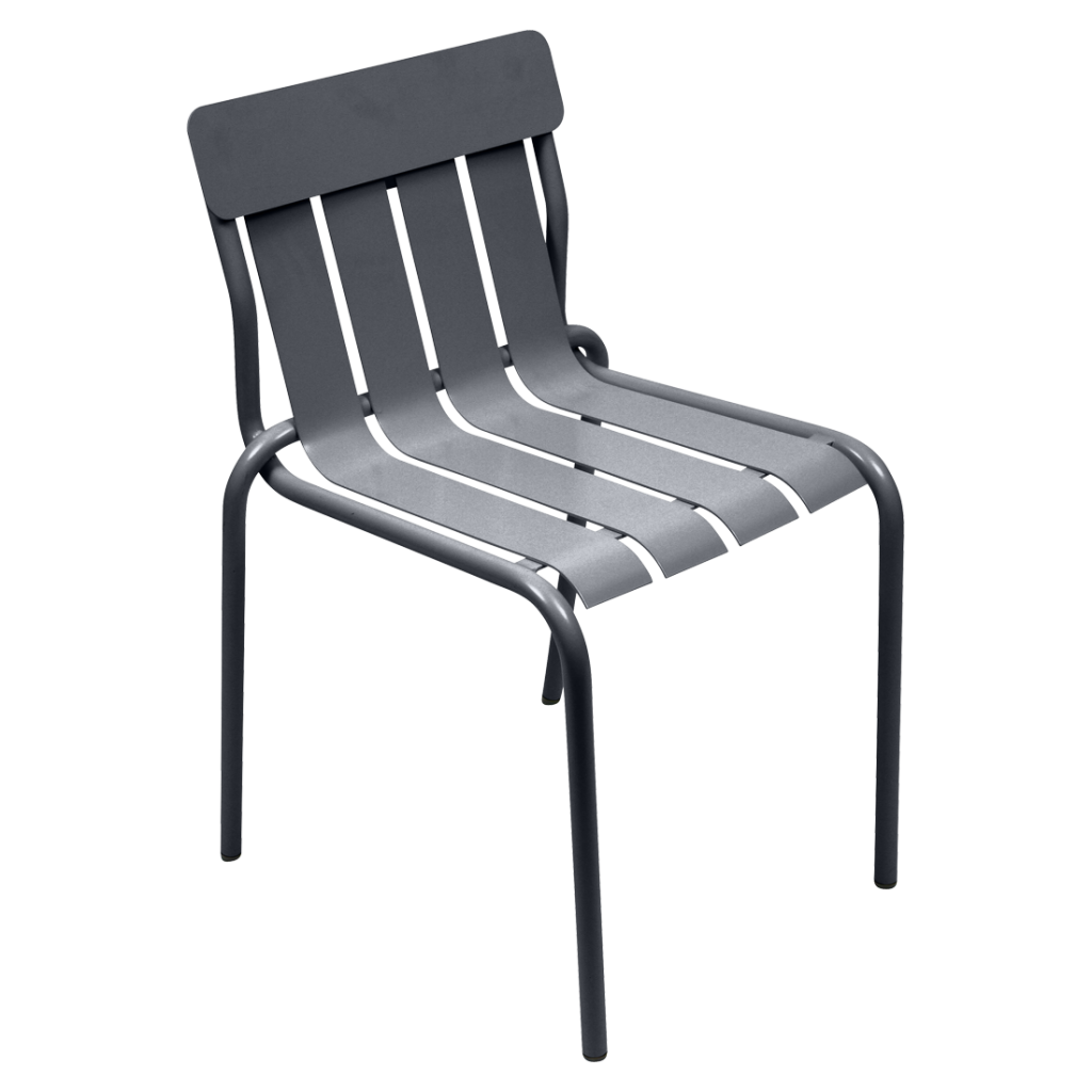 Une chaise en métal gris avec une assise à lattes.