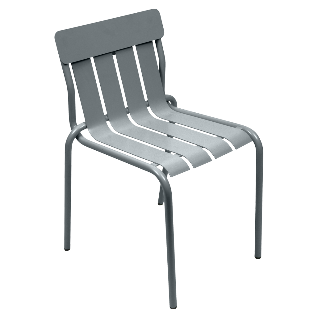Une chaise en métal gris avec des lattes sur fond blanc.