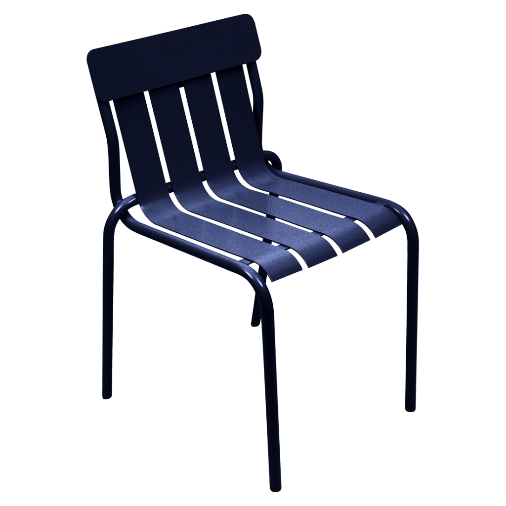 Une chaise rayée bleue et blanche avec un fond blanc.