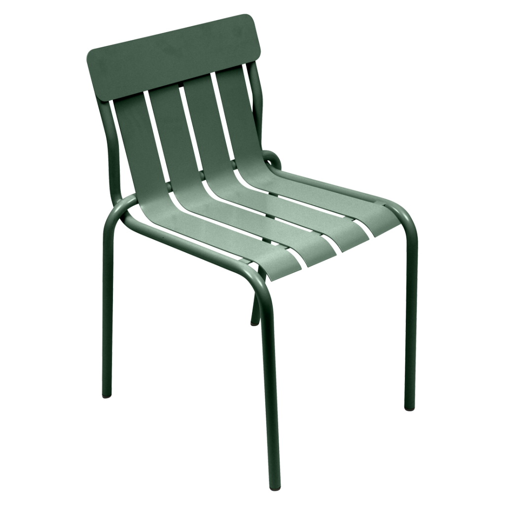 Une chaise en plastique vert avec une assise à lattes.