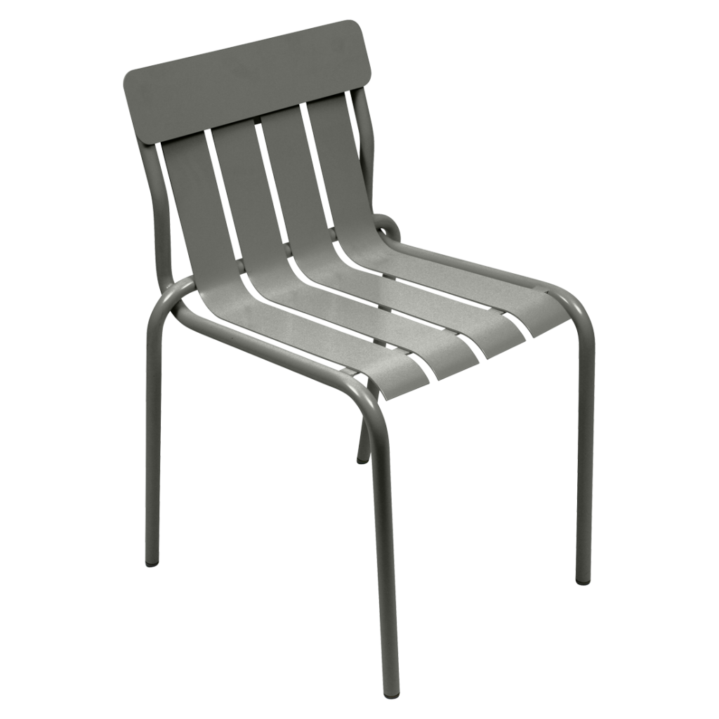 Une chaise en métal gris avec des lattes sur fond blanc.
