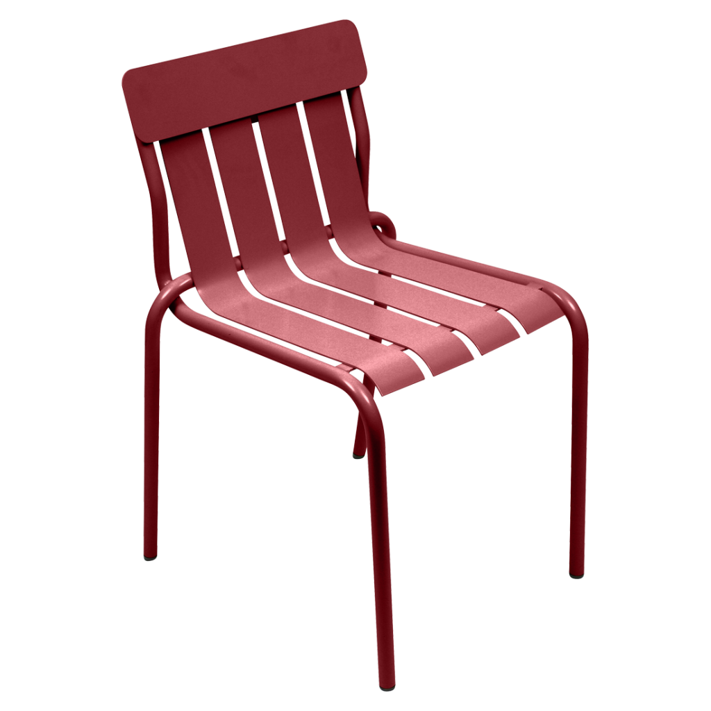 Une chaise en métal rouge sur fond blanc.