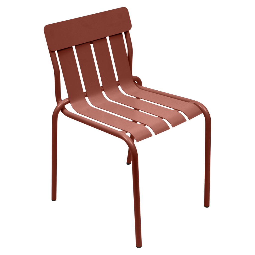 Une chaise en métal rouge sur fond blanc.