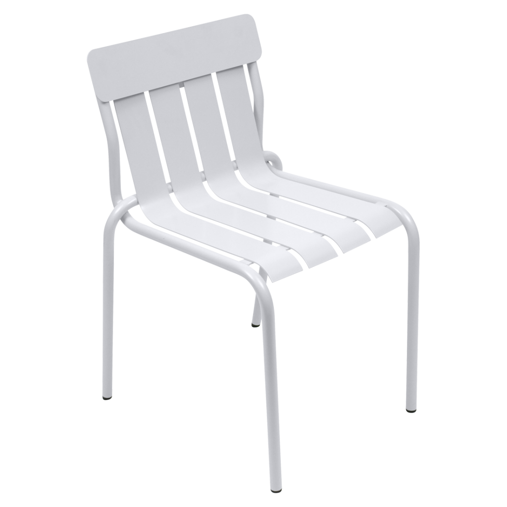Une chaise en métal blanc sur fond blanc.