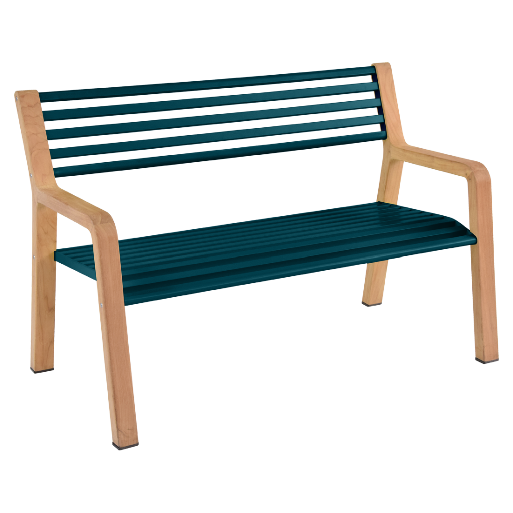 Un banc en bois avec une assise à lattes vertes.