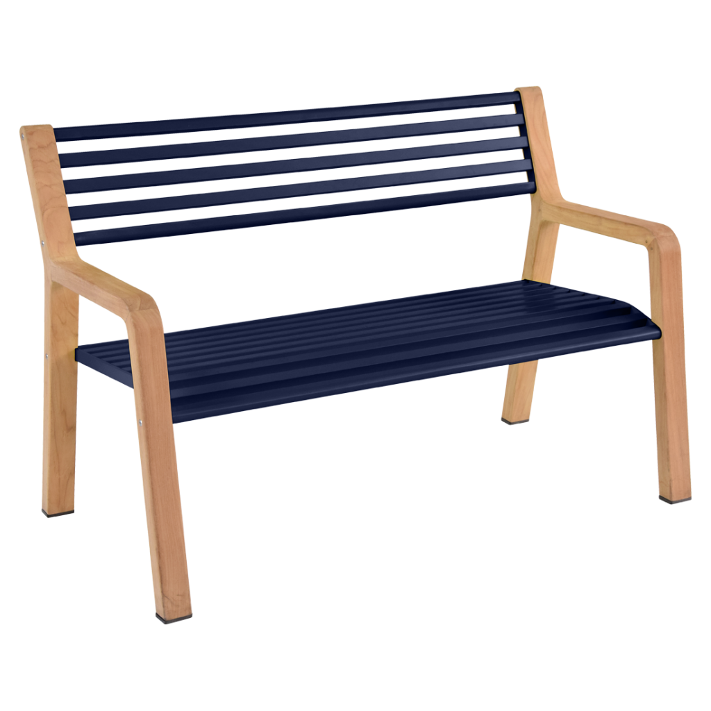 Un banc avec une structure en bois et des lattes bleues.