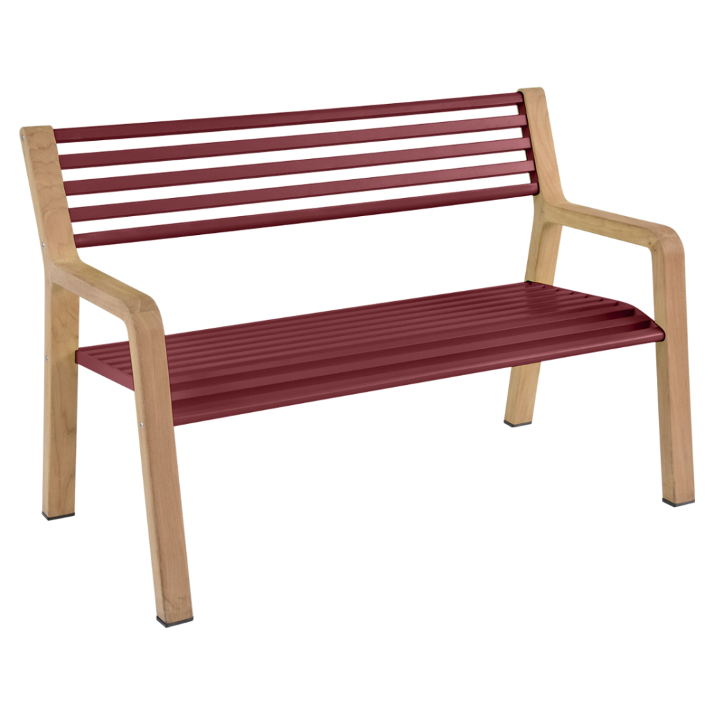 Un banc en bois avec une latte bordeaux.