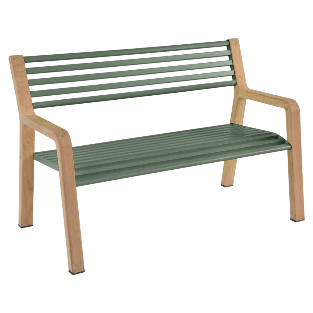 Un banc en bois avec des lattes vertes.