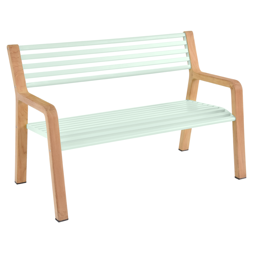Un banc blanc avec des pieds en bois sur fond blanc.