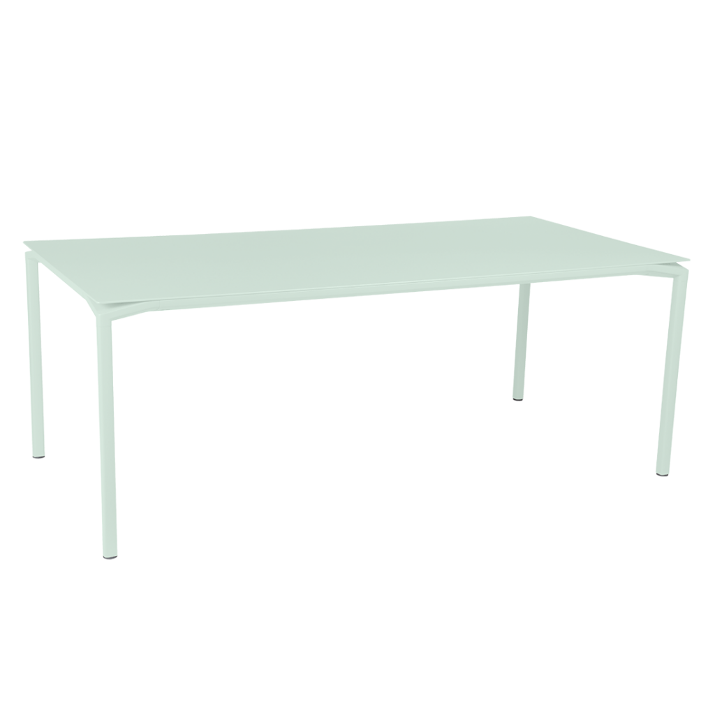 Une table à manger blanche avec un plateau blanc.