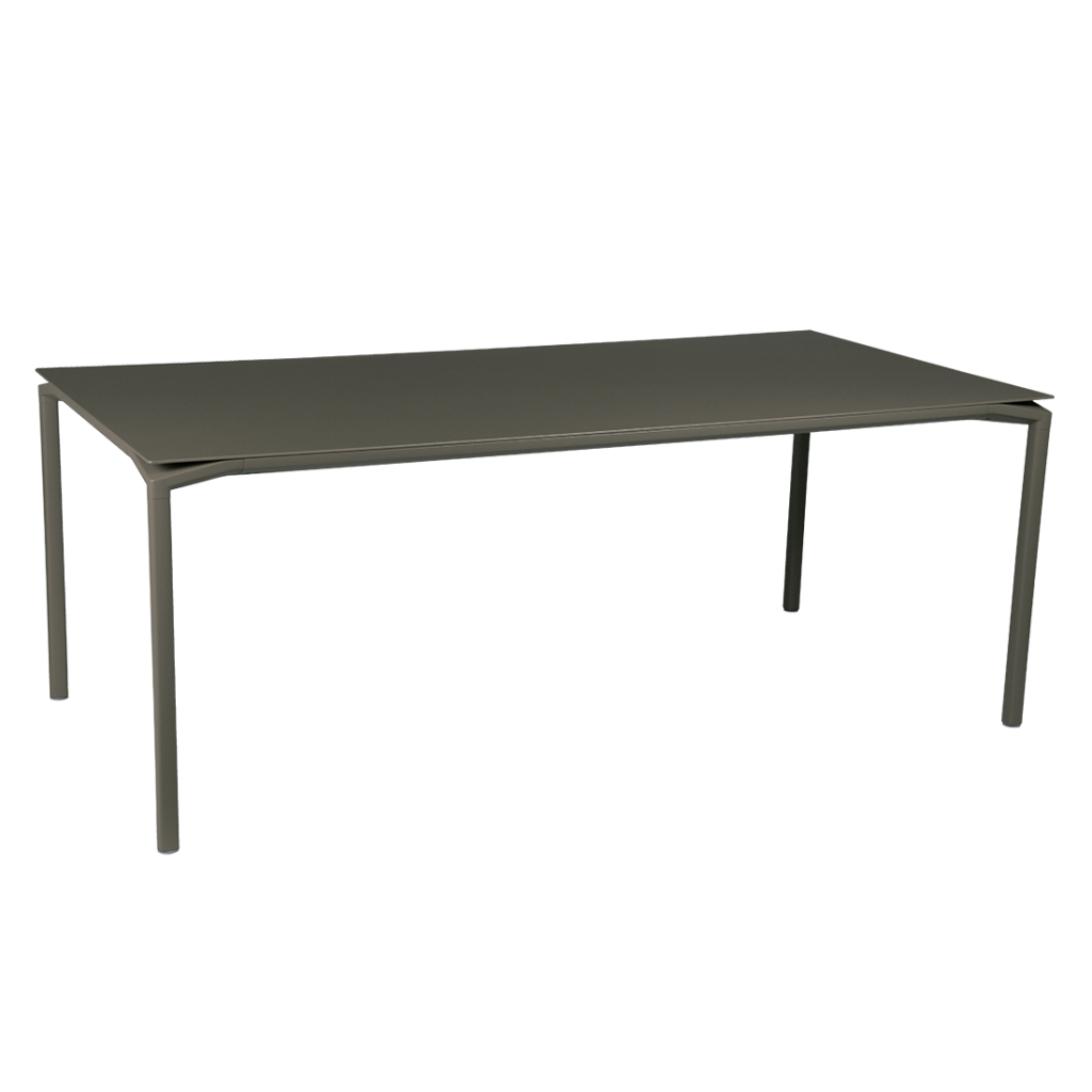 Une table rectangulaire avec une structure en métal gris.